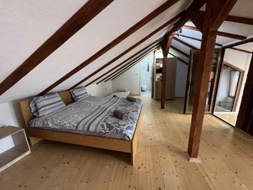 Ένα ή περισσότερα κρεβάτια σε δωμάτιο στο Balevski House