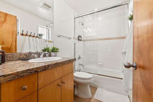 マンハッタン・ビーチにあるOcean View condo in the heart of Manhattan Beachのバスルーム(洗面台、シャワー付)