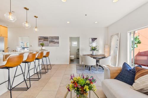 マンハッタン・ビーチにあるOcean View condo in the heart of Manhattan Beachのソファとバーのあるリビングルーム