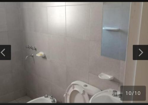 ein Badezimmer mit Toilette, Urinal und Waschbecken in der Unterkunft San Antonio de Arredondo in San Antonio de Arredondo