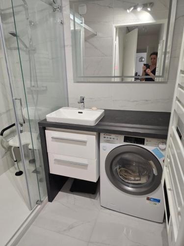 a bathroom with a washing machine and a sink at chambre - Paris - salons & missions pro in Montrouge