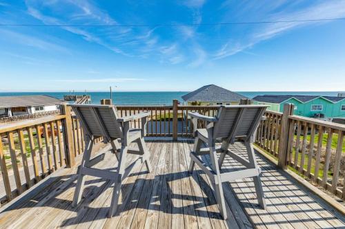 zwei Stühle auf einer Terrasse mit Blick auf den Ozean in der Unterkunft Absolutely Stunningly Decorated Posh Pink Pearl in Surfside Beach
