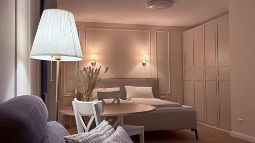 een woonkamer met een tafel en een bed bij Apartments am Schwarzen Berge in Garbsen