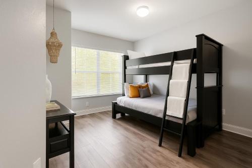 une chambre avec un lit superposé et un bureau dans l'établissement 3-BR Condo BBQ Heated Pool Near DisneyMalls, à Kissimmee
