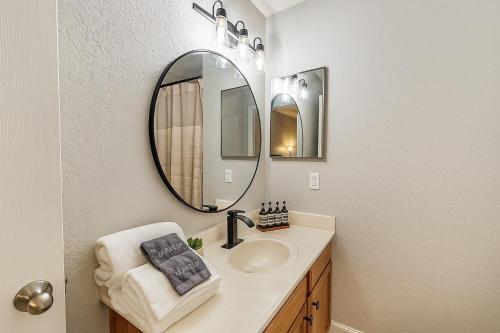 une salle de bain avec un lavabo et un miroir dans l'établissement 3-BR Condo BBQ Heated Pool Near DisneyMalls, à Kissimmee