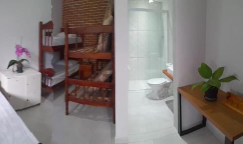 Habitación con baño con ducha y aseo. en Hostel Bike Point Caraguatatuba, en Caraguatatuba