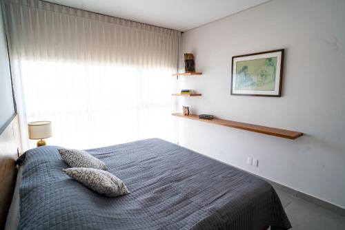 Giường trong phòng chung tại Signature Lux Condo US Consulate & The Harbor Mall