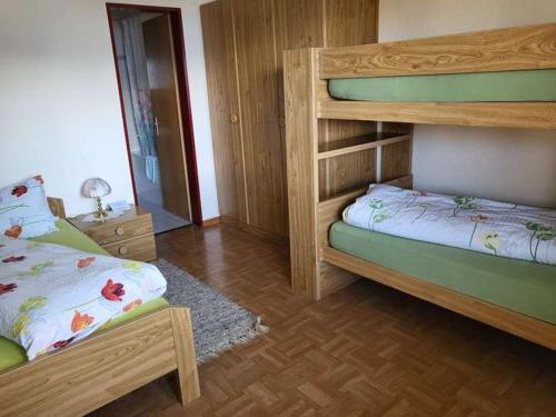 NiedergampelにあるRestaurant Hotel Parkの二段ベッドが2つある寝室