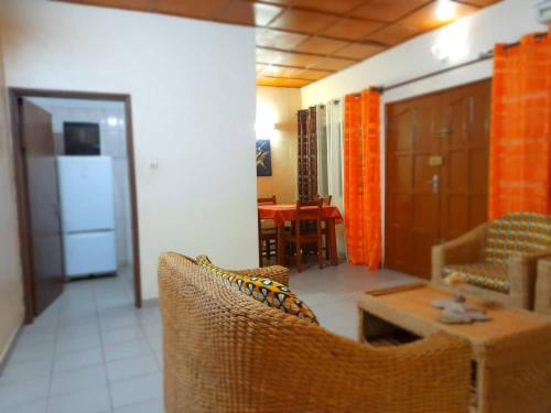 Appartement entré personnelle de 2 chambres salons à fidjrossè cotonou في كوتونو: غرفة معيشة مع أريكة وطاولة