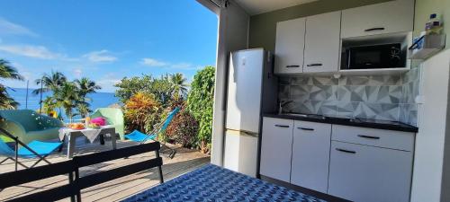 Kuchyň nebo kuchyňský kout v ubytování Turquoise studio remarquable vue mer