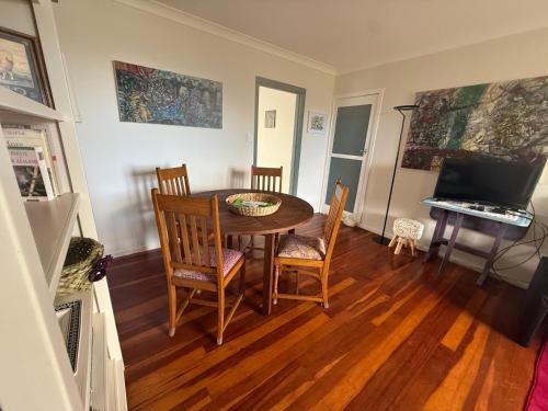 TV a/nebo společenská místnost v ubytování 'Noni's House' Coastal Opononi Hokianga