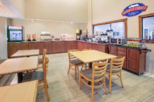 Una cocina o cocineta en CASH REWARDS INN & SUITEs