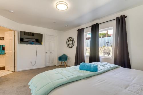 une chambre avec un lit et une fenêtre dans l'établissement Heart of Dtwn Desert Hot Springs! Stylish Retreat, à Desert Hot Springs