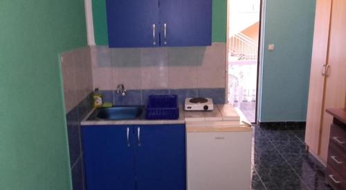 Una cocina o zona de cocina en Guest House Dragomir