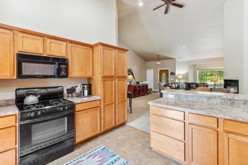 Nhà bếp/bếp nhỏ tại Bitterroot Escape