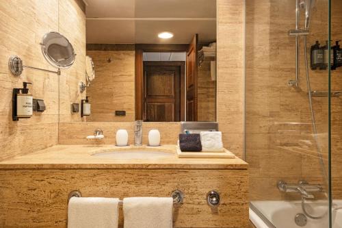 蓬塔米塔Grand Palladium Vallarta Resort & Spa - All Inclusive的带水槽和淋浴的浴室