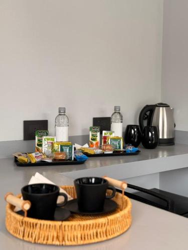 een aanrecht met twee kopjes en een dienblad met eten bij BoxPoint MotoResort in Cordoba