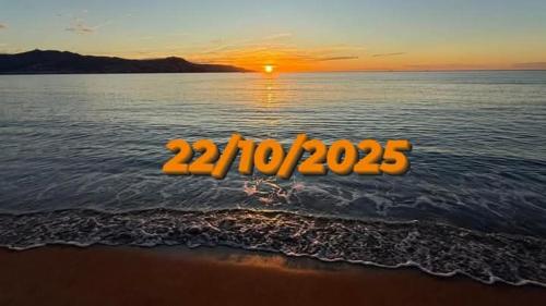 an image of the sun setting over the ocean at Empuriabrava 500m de la plage de la Rubina in Empuriabrava