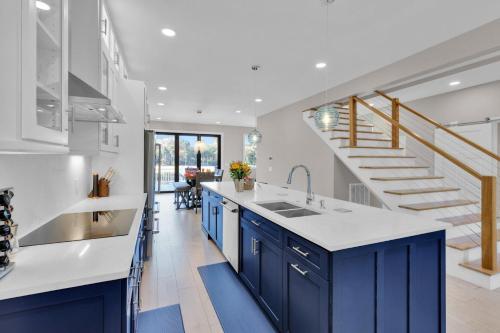 Una cocina con gabinetes azules y una escalera. en 18 St. John's Place, en Hilton Head Island