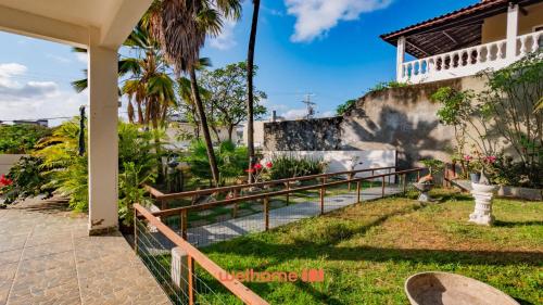 einen Gang, der zur Vorderseite eines Hauses führt in der Unterkunft Casa em Salvador Praia do Flamengo jardim e paz in Salvador