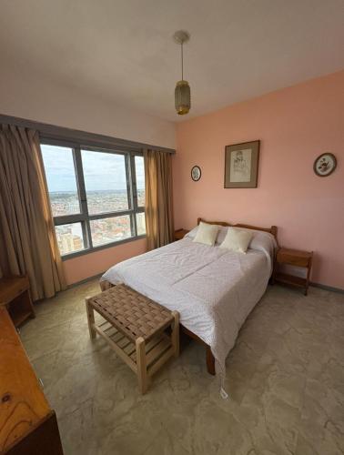 een slaapkamer met een bed en een groot raam bij Miramar Vista al Mar in Miramar