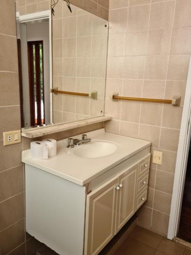 a bathroom with a sink and a mirror at Quarto próximo Consulado Americano e metrô Borba Gato in São Paulo