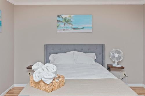 Postel nebo postele na pokoji v ubytování 3 min walk to beach, 2 person hot tub, 1 mile drive to airport
