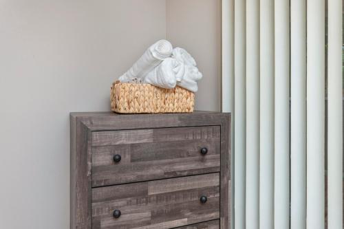 Fotografie z fotogalerie ubytování 3 min walk to beach, 2 person hot tub, 1 mile drive to airport v destinaci Myrtle Beach