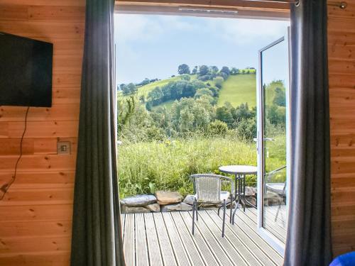 a room with a balcony with a sliding glass door at Creyr Glas Pod -Uk41796 in Hirnant