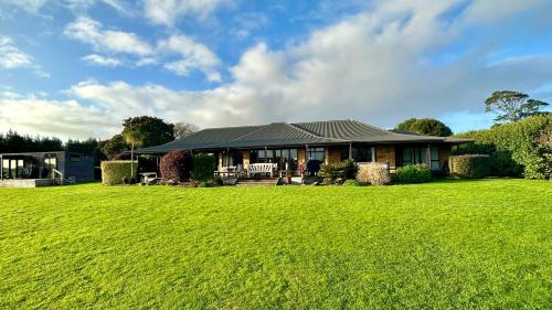 Κήπος έξω από το Peaceful Farm Stay Near Auckland with Spa Pool