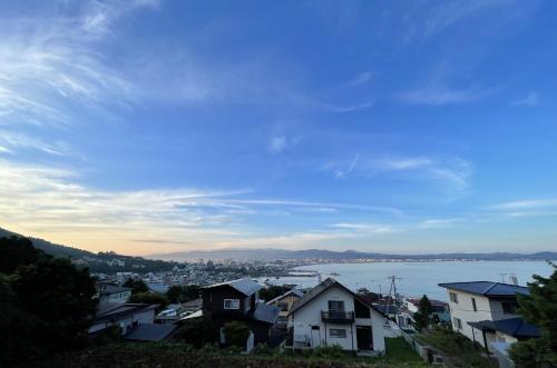 une vue d'une ville et d'un plan d'eau dans l'établissement 谷地頭温泉近く！ピアノのある一軒家（English OK）, à Hakodate