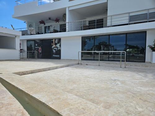 Un gran edificio con una pasarela delante de él. en Mireyas Sweet Escape with private Jacuzzi, en Las Terrenas