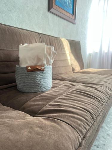 a brown couch with a purse on top of it at Suite con acceso a playa y vista espectacular in Acapulco