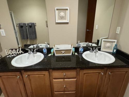 a bathroom with two sinks and a large mirror at Spacious Condo Minutes to Cedar Point in Sandusky