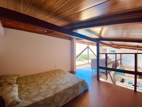 Schlafzimmer mit Etagenbett und Balkon in der Unterkunft Suites da Manu in Morro de São Paulo