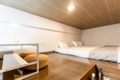 a bedroom with two beds and a table at リトリートコートキャナルシティ in Fukuoka