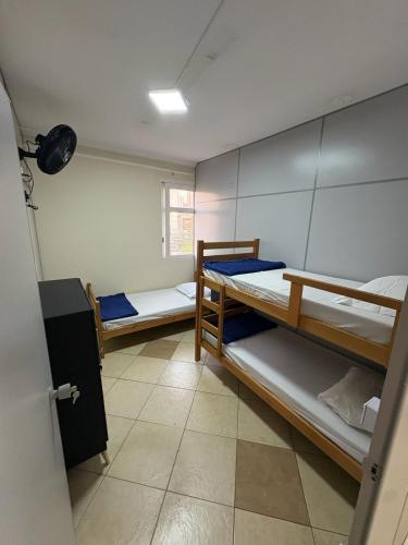 a room with two bunk beds and a window at AS Pousada Alojamento in Sao Jose do Rio Preto