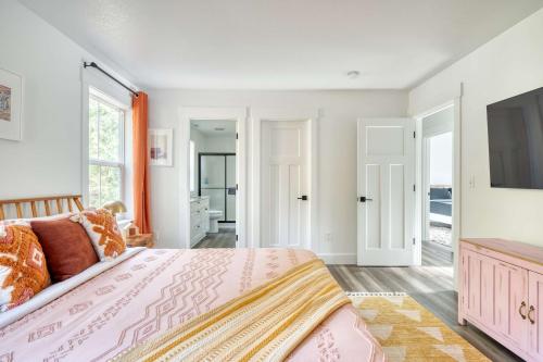 a bedroom with a pink bed and a tv at Stay Portland - Brand New Luxury Mt Hood Cabin in Rhododendron