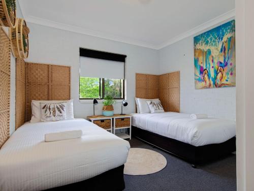 Ένα ή περισσότερα κρεβάτια σε δωμάτιο στο Rest & Play the Batehaven Way