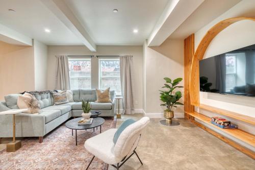 a living room with a couch and a tv at La Casa Blanca en Mississisppi - 95 WalkScore in Portland