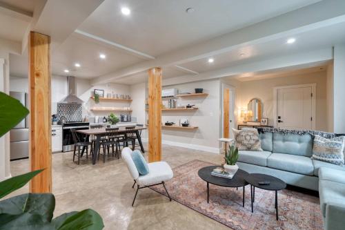 a living room with a couch and a table at La Casa Blanca en Mississisppi - 95 WalkScore in Portland