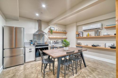 a kitchen with a table and chairs and a refrigerator at La Casa Blanca en Mississisppi - 95 WalkScore in Portland