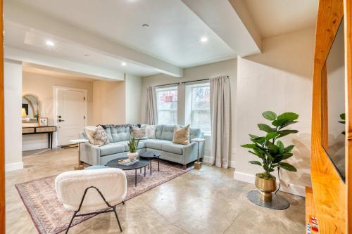 a living room with a couch and a table at La Casa Blanca en Mississisppi - 95 WalkScore in Portland