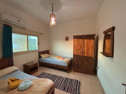 Un dormitorio pequeño con una cama y una ventana. en Luna House Lighthouse 1, en Dahab