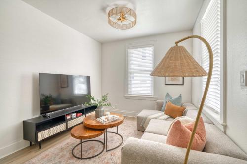 ein Wohnzimmer mit Sofa und Fernseher in der Unterkunft Cozy Portland Getaway 1 Block from Mississippi in Portland