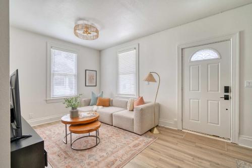 ein Wohnzimmer mit Sofa und Tisch in der Unterkunft Cozy Portland Getaway 1 Block from Mississippi in Portland