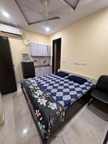 Η κουζίνα ή μικρή κουζίνα στο AC room with attached washroom