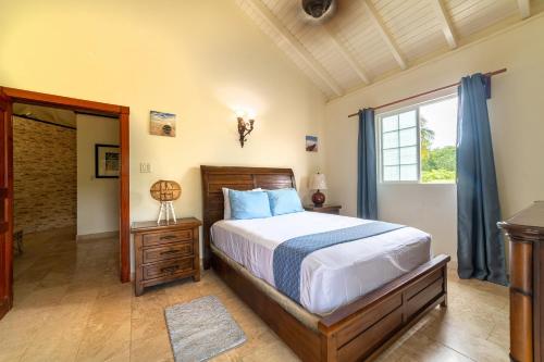 Postel nebo postele na pokoji v ubytování Ridge Royale with Mountain View, Waterfalls, Hot Tub and Home Cinema