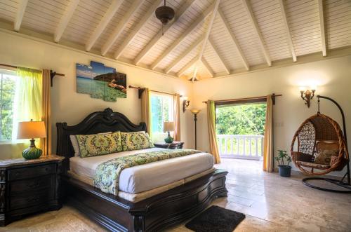 Postel nebo postele na pokoji v ubytování Ridge Royale with Mountain View, Waterfalls, Hot Tub and Home Cinema