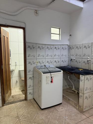 baño con lavadora en una habitación en Apartamento Mobiliado, en Santarém